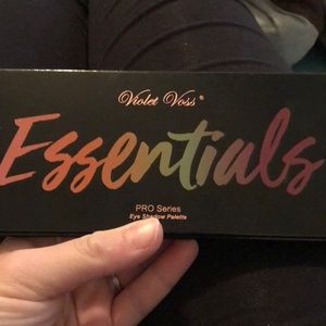 Violet Voss Essentials palette
